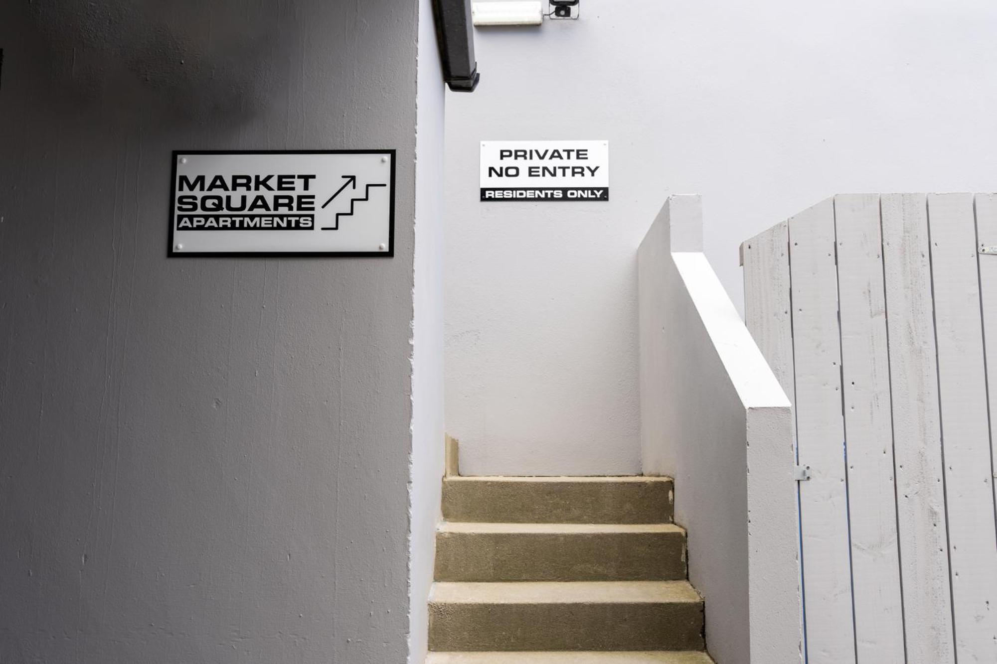 Market Square Apartments Бушмилс Экстерьер фото